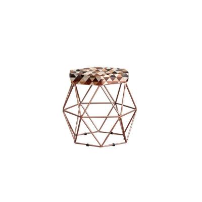 Puff Decorativo Onix Com Armação Bronze Para Sala Em Suede