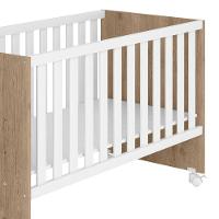 Berço Reto Com Rodízios Doce Sonho Carvalho/branco - Qmovi - 2