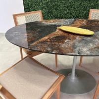 Mesa De Jantar Saarinen Oval 140x90 Cm Tampo Calacata Verde Ocean Base Verde Cor Branco