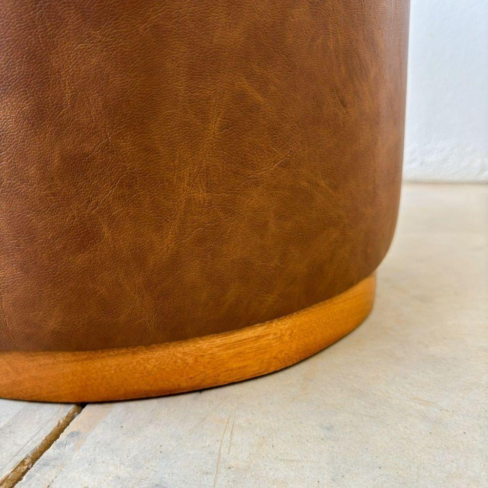 Puff Barcelona Decorativo Com Couro Caramelo E Base Madeira - 3