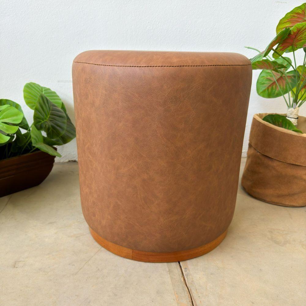Puff Barcelona Decorativo Com Couro Caramelo E Base Madeira - 6