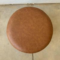 Puff Barcelona Decorativo Com Couro Caramelo E Base Madeira - 2