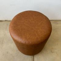 Puff Barcelona Decorativo Com Couro Caramelo E Base Madeira