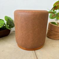 Puff Barcelona Decorativo Com Couro Caramelo E Base Madeira - 6