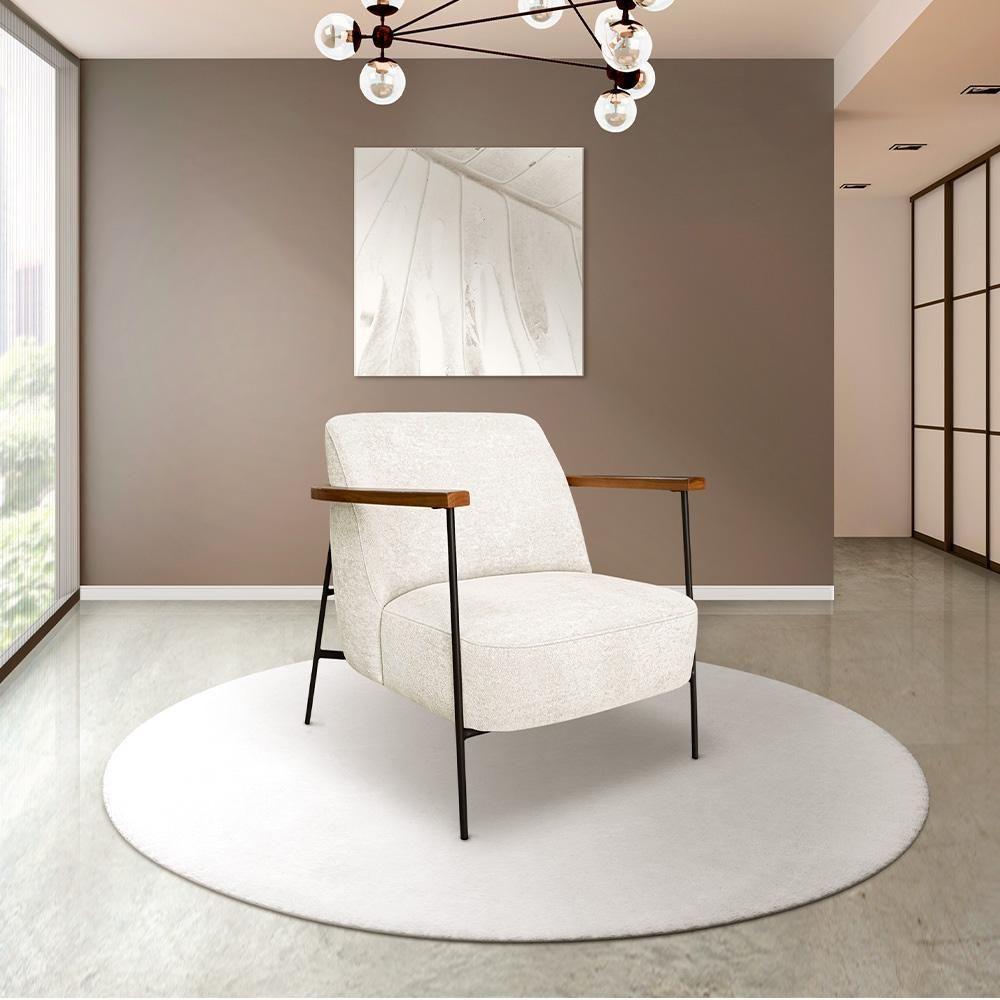 Poltrona Sala De Estar Pés Em Ferro Preto Braço Madeira Maciça 86cm Thane Bouclê Off White - 1