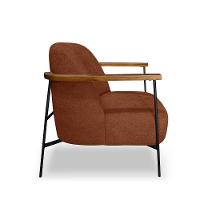 Poltrona Sala De Estar Pés Em Ferro Preto Braço Madeira Maciça 86cm Thane Bouclê Terracota