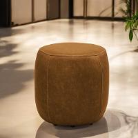 Puff Decorativo Yuri Sala De Estar Couro Caramelo Manchado G88 - Gran Belo - 1