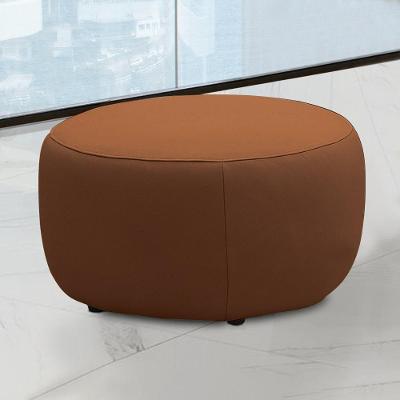 Puff Decorativo Mariele Sala De Estar Pés Em Madeira Couro Conhaque G88 - Gran Belo
