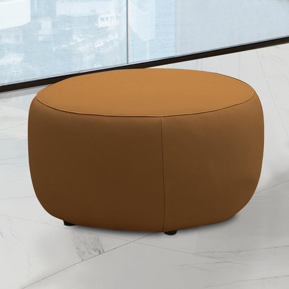 Puff Decorativo Mariele Sala De Estar Pés Em Madeira Couro Caramelo G88 - Gran Belo - 1