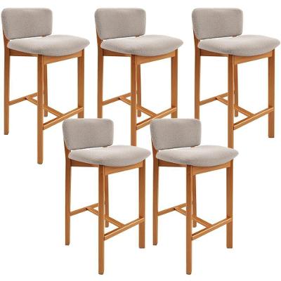 Kit 05 Banquetas Alta Dara L02 Bouclê Creme Assento em Tecido Base em Madeira com Encosto