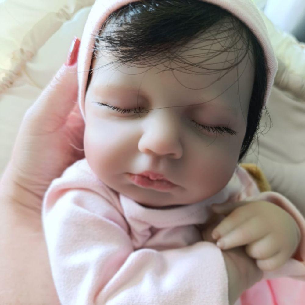 Bebê Reborn Menina Olhos Fechados Cabelo Fio A Fio Macio Corpo De Pano Macio Artesanal - 3