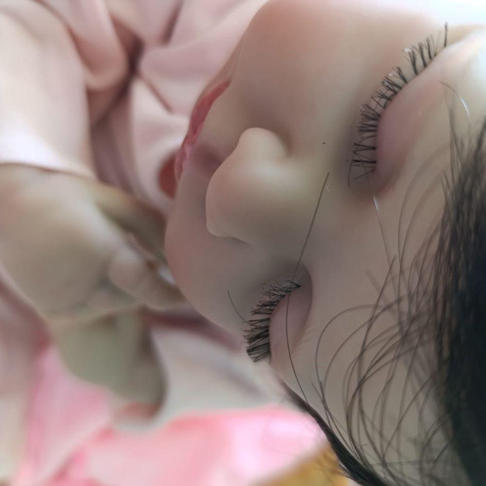 Bebê Reborn Menina Olhos Fechados Cabelo Fio A Fio Macio Corpo De Pano Macio Artesanal - 4