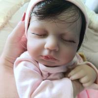 Bebê Reborn Menina Olhos Fechados Cabelo Fio A Fio Macio Corpo De Pano Macio Artesanal - 3