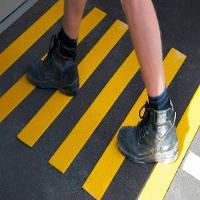 Fita Antiderrapante 5 Metros Sinalizaçao Demarcaçao Piso Chao Escada Degraus Segurança Previne Acidentes