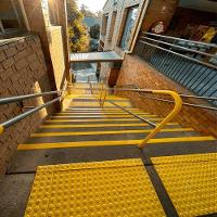 Fita Antiderrapante 5 Metros Sinalizaçao Demarcaçao Piso Chao Escada Degraus Segurança Previne Acidentes - 5