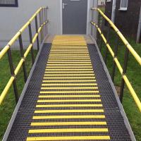 Fita Antiderrapante Amarela 5 Metros Adesiva Escada Degraus Chao Piso Demarcaçao Segurança Previne Acidentes