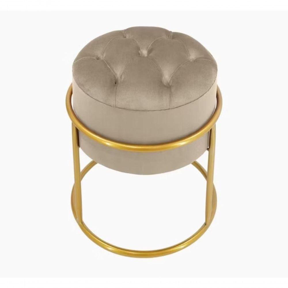 Puff Banqueta Estofado Decorativo Base De Ferro Capitonê Suede Bege Do Lar Móveis E Decoração - 1