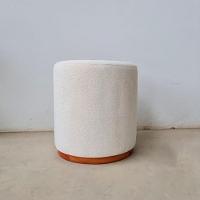 Puff Barcelona Decorativo Com Bouclé Off White E Base Madeira - 5