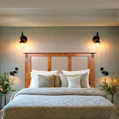 Cabeceira De Cama Rústica Com Almofadas Ripadas - Imbuia Glazer Com Almofadas Amêndoa - Casal - 138 Cm