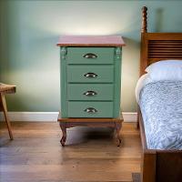 Mesa De Cabeceira 4 Gavetas Pés Luiz Xv - Verde Kalle Com Tampo E Base Castanho Envelhecido - Puxador Concha - 1