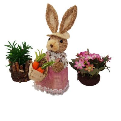 Coelha Em Palha Natural Com Cesta Cenouras 35cm