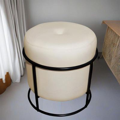 Puff De Ferro Decorativo Redondo Para Sala Argola Ariel Bege Preto Linho