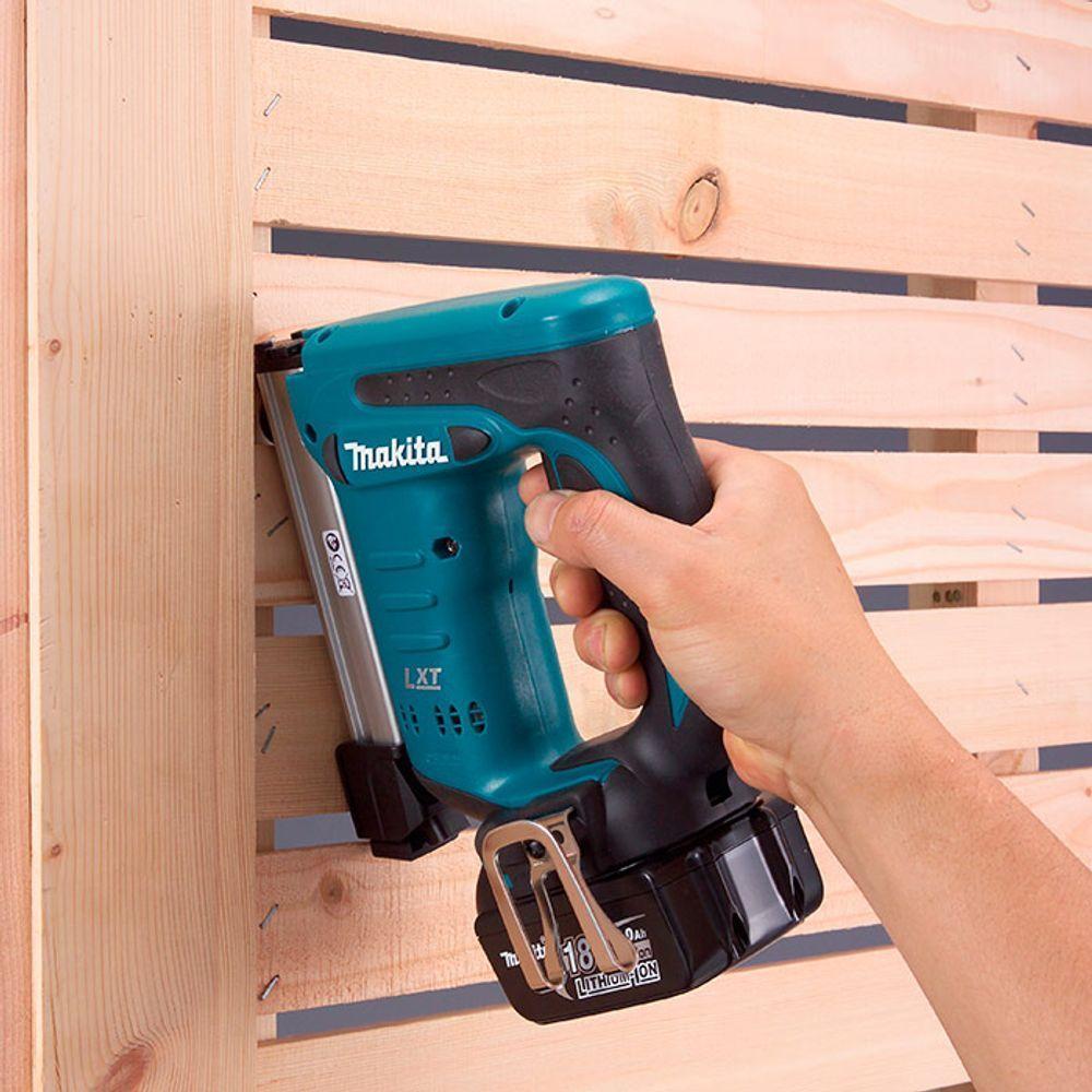 Grampeador Sem Fio 18v Portátil Capacidade 98 Pçs Com 2 Baterias Carregador Maleta Dst221rfe Makita - 4