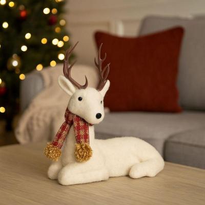Rena Decorativa Natalina Em Pelúcia Creme Deitada Com Cachecol Xadrez Vermelho E Marrom 24x27cm