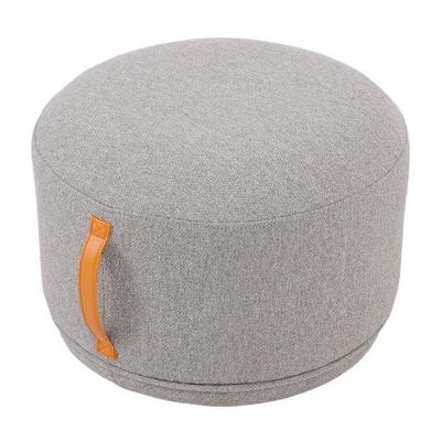 Puff Rendondo Lounge Rivatti 35 Cm (altura) Estofado Tecido Cinza Detalhe Pu Marrom Repelente à água