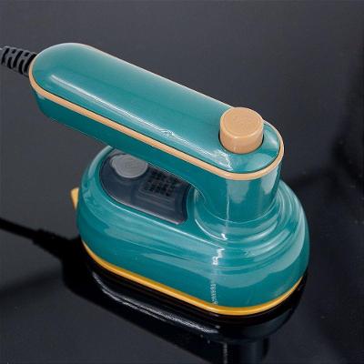 Mini Ferro de Passar Roupa Portátil a Vapor Grupo Shopmix Giratório 25W 50ML Verde 220V