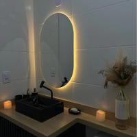 Espelho Brillare Orgânico Oval Grande Com LED 80x50cm Lapidado À Pilha Ou Fonte Branco Quente Fonte - 2