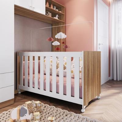 Berço Infantil Simples Com Rodas, Regulagem De Altura E Grade Mdf 133cm Nogal Com Branco