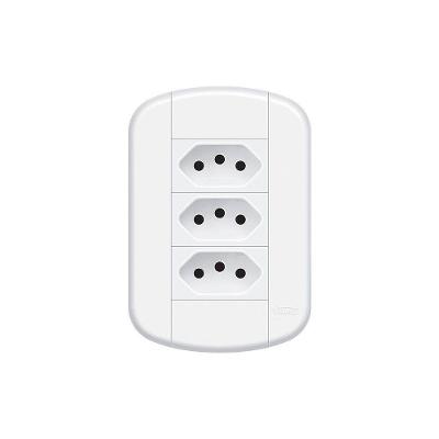 Tomada Tripla Fame Blanc+ 2p+t 10a Com Placa 4x2 Branca