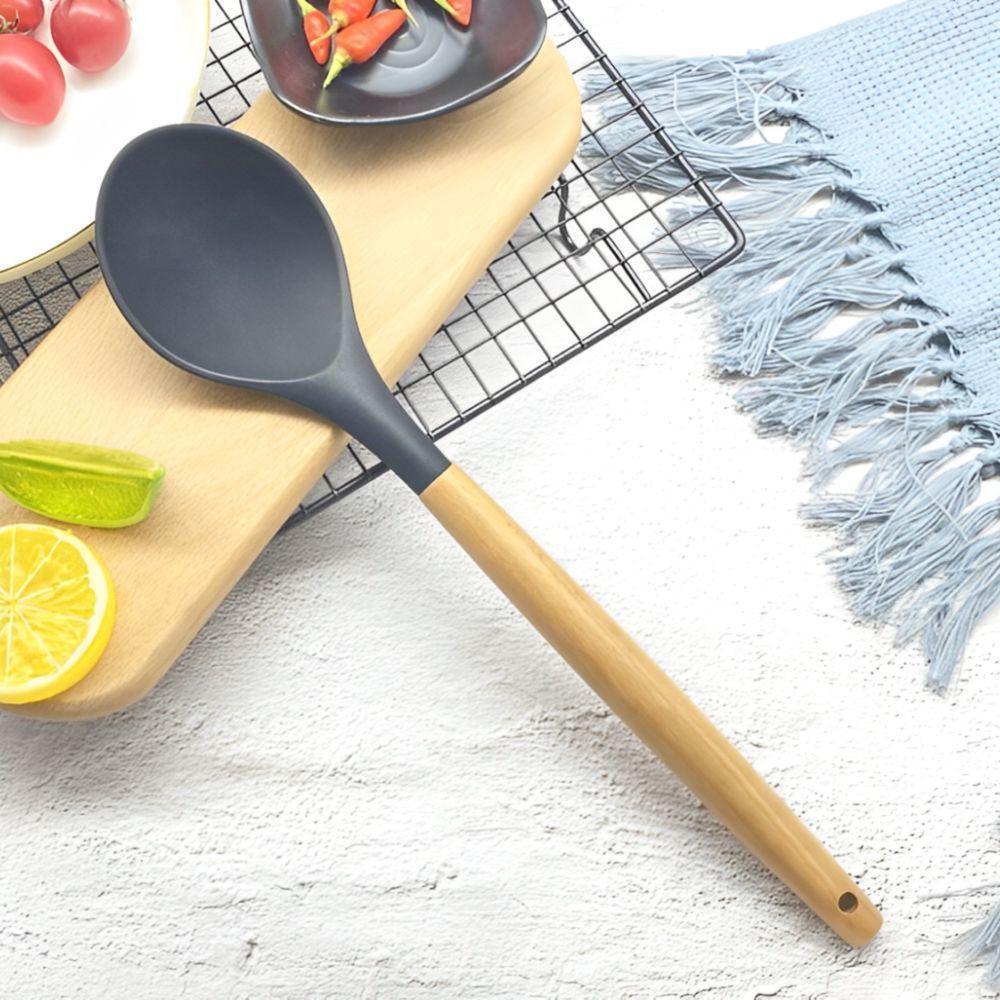 Colher De Silicone Cinza Com Cabo De Madeira - Praticidade E Elegância Na Cozinha! - 1