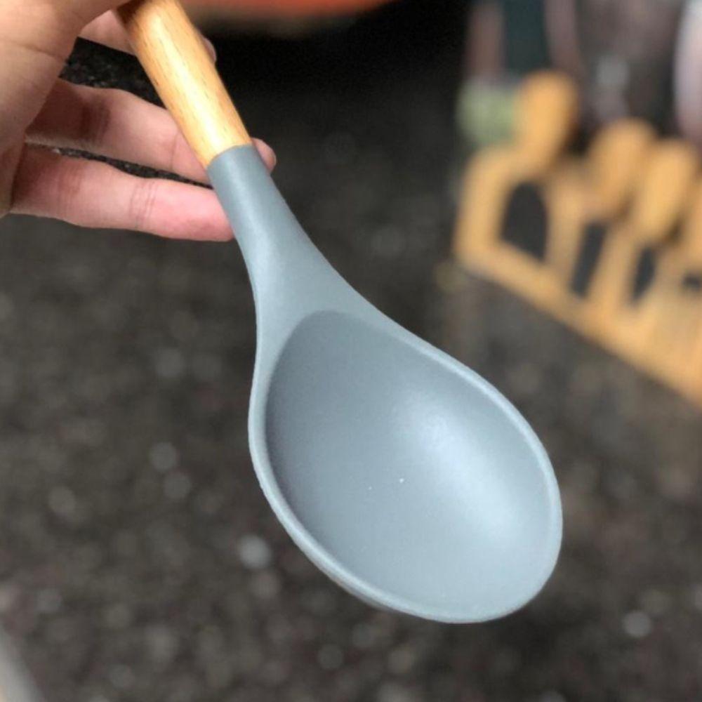 Colher De Silicone Cinza Com Cabo De Madeira - Praticidade E Elegância Na Cozinha! - 3