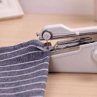 Maquina De Costura Portatil Mini Eletrica Manual A Pilha Costura Jeans E Seda Completa