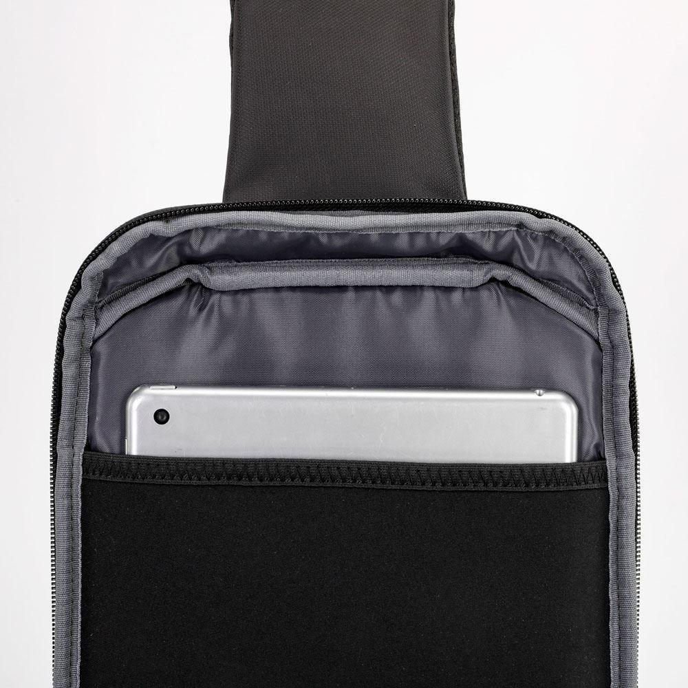 Mochila Transversal Elegance Em Couro Sintético - Preta Com Compartimento Para Tablet - 3