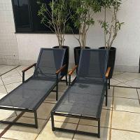 Kit 2 Espreguiçadeiras Confortável Reclinável Piscina Jardim + Ombrelone Bege Escuro