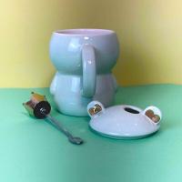 Caneca 3d De Porcelana Com Tampa E Colher - Ursinho Verde, Estilo E Praticidade Em Cada Gole