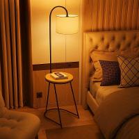 Luminária Abajur De Chão Mesa De Cabeceira Lateral Tampo Madeira Cúpula De Linho - 1