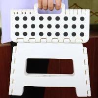 Banqueta Banquinho Portatil Multiuso Plastico Resistente Reforcado Compacto Casa Passeio Viagem Pedicure Clean Branco