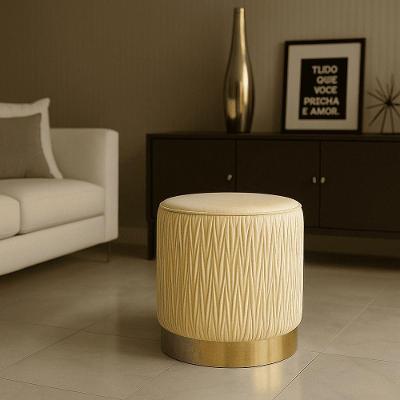 Puff Decorativo Redondo De Natal Com Veludo Bege Com Detalhe Dourado Na Base - D'rossi