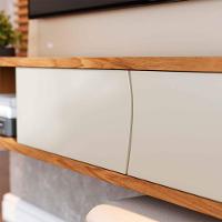 Painel Tv 65 Pol 180cm Bancada Suspensa Ripado Manacá C04 - D'rossi Cor Off White Matte E Freijó - 6