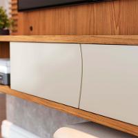 Painel Tv 65 Pol 180cm Bancada Suspensa Ripado Manacá C04 - D'rossi Cor Freijó E Off White Matte - 6