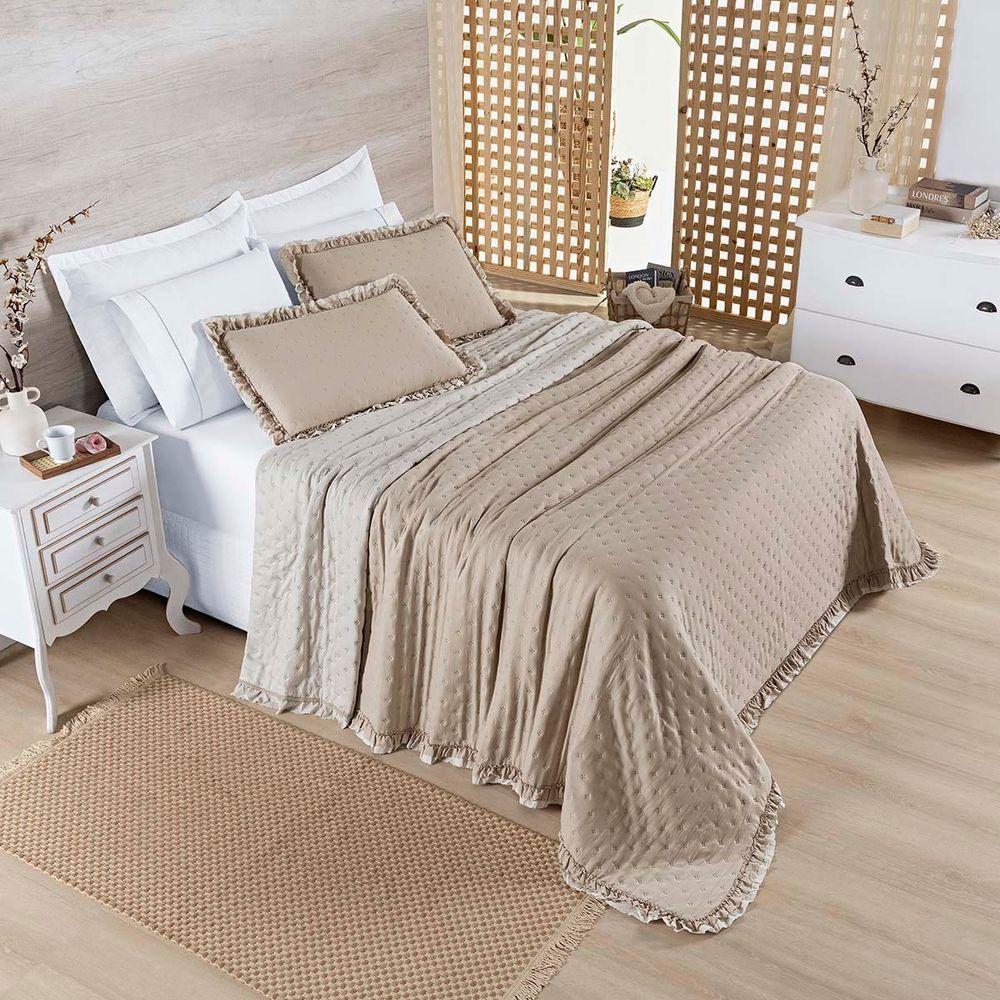 Kit Cobre Leito Colcha Vitta Queen Matelado C/ Babadinhos 200 Fios 3 Peças Bege - 100% Poliéster - 2