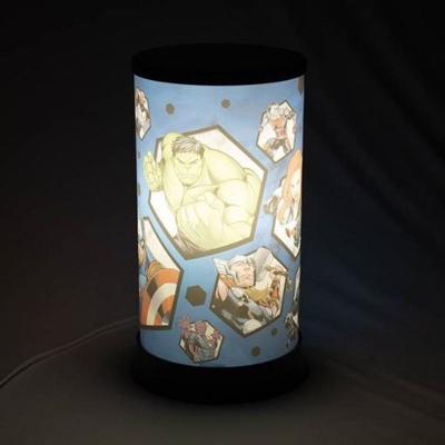Luminária De Mesa Azul Marvel: Luz Difusa Que Transforma Seu Ambiente Em Aventura