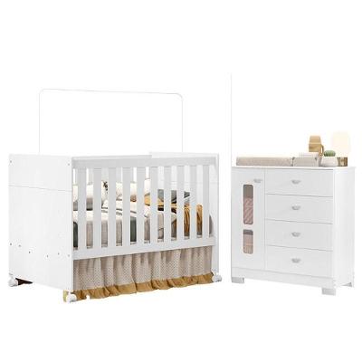 Berço Americano e Cômoda Infantil Katatau 4 Gavetas em MDF com Puxadores Plástico Branco