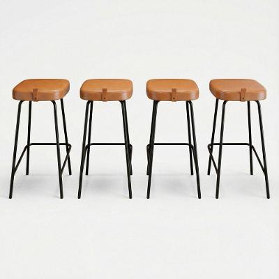 Kit 04 Banquetas Altas Cozinha E área Gourmet Vik Estofada Couríssimo Whisky - Desk Design