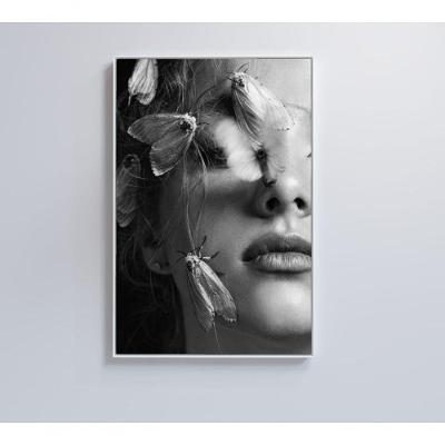 Quadro Mulher Preto E Branco Com Mariposa 60x40 Cm Vidro Impresso