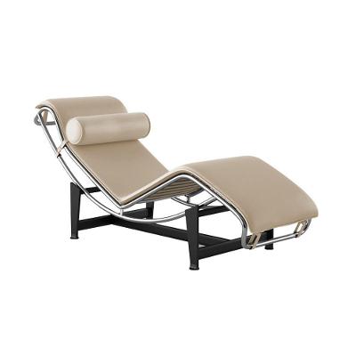 Chaise Lc-4 Cromada Em Couro Natural Bege